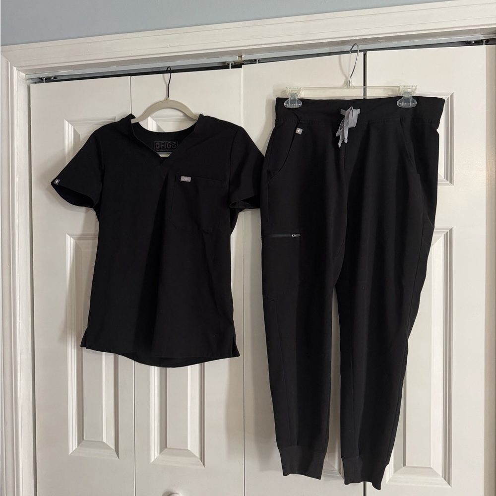 Figs Black Scrub Top and Jogger Pants Set